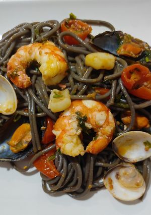 Una foto de Espaguetis negros con marisco