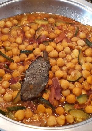 Una foto de Garbanzos con Calabacín