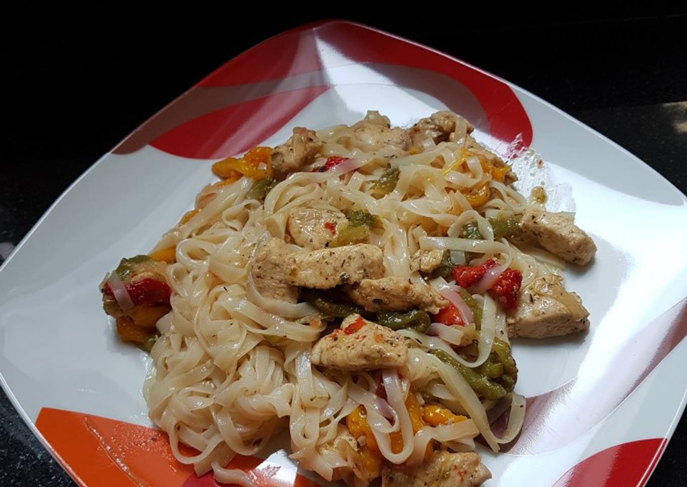 Noodles de arroz con pollo y pimientos