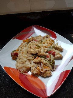 Una foto de Noodles de arroz con pollo y pimientos