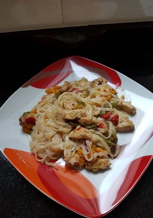 Foto principal de Noodles de arroz con pollo y pimientos