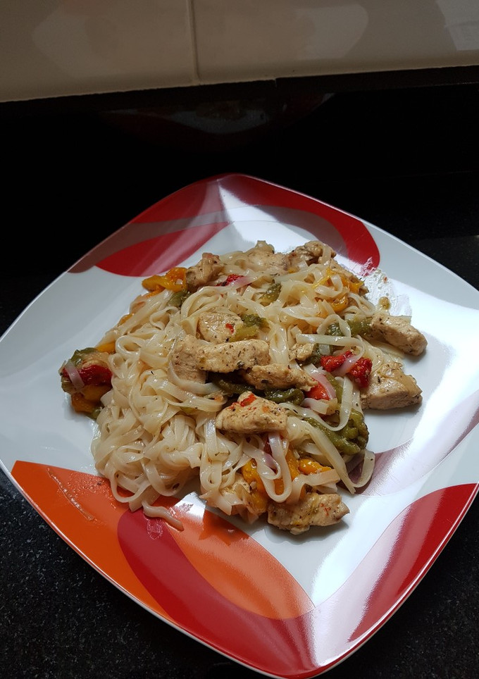 Una foto de Noodles de arroz con pollo y pimientos