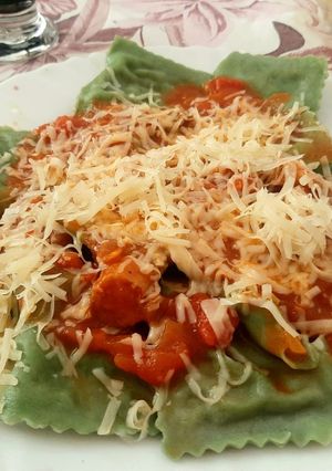 Una foto de Raviolones de ricota, jamón, nuez y queso azul