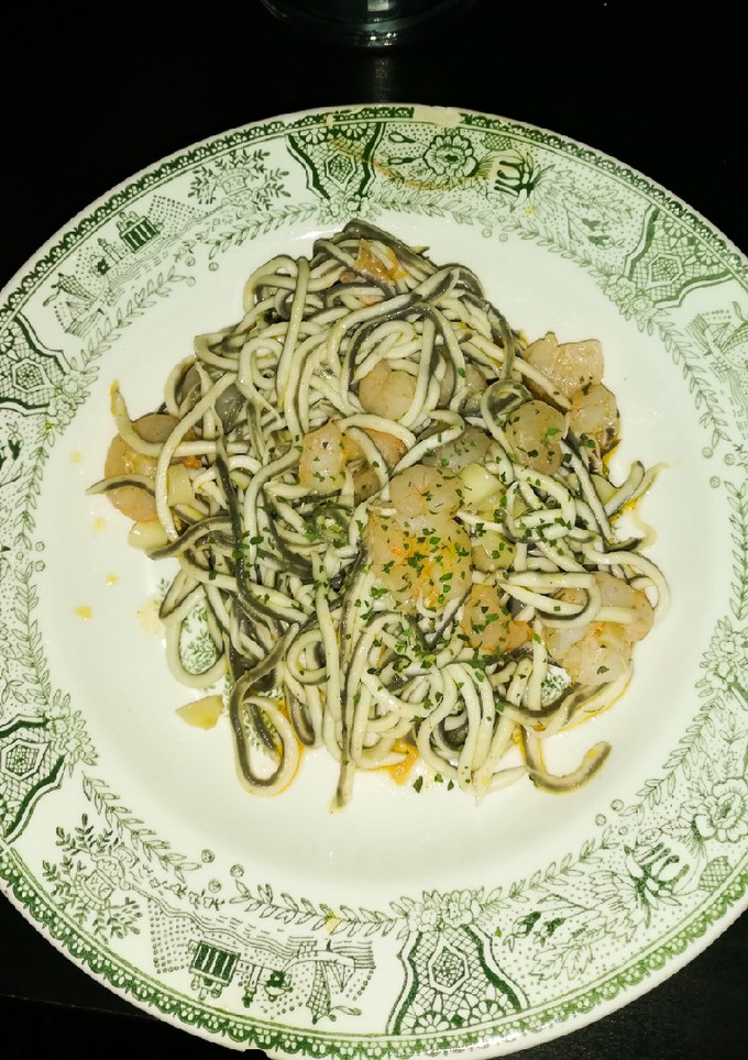 Una foto de Gulas al ajillo con gambas