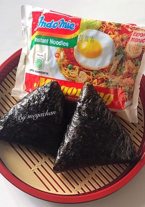 Foto resep Onigiri Indomie🍙#berburucelemekemas#resolusi2019