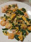 Revuelto de huevo con gambas y espinacas
