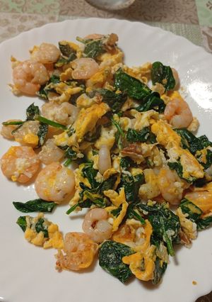 Foto principal de Revuelto de huevo con gambas y espinacas