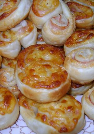 Una foto de Palmeritas caseras con jamón y queso