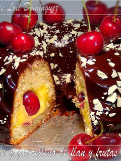 Una foto de Bizcocho de yogur relleno de flan y frutas del tiempo