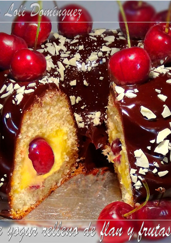 Una foto de Bizcocho de yogur relleno de flan y frutas del tiempo