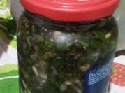 Una foto de chimichurri con condimentos