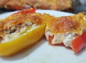 Una foto de Pimientitos dulces rellenos de queso crema, tocineta y cheddar