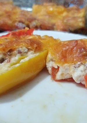 Una foto de Pimientitos dulces rellenos de queso crema, tocineta y cheddar