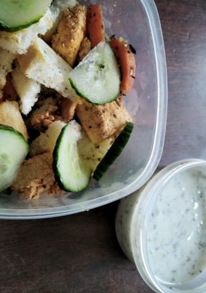 A picture of Greek-inspired salad bowl with paneer souvlaki.