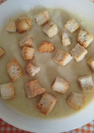 Una foto de Gazpacho de espárragos con alcachofas y pepino