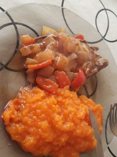 Una foto de Bife a la criolla con puré