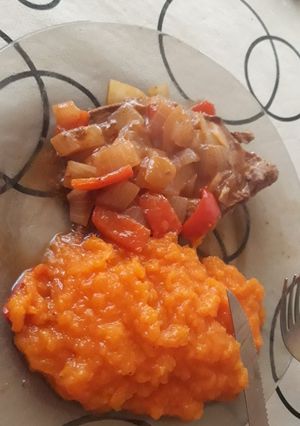 Una foto de Bife a la criolla con puré