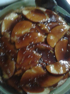 Una foto de Torta de manzana con doble baño de caramelo