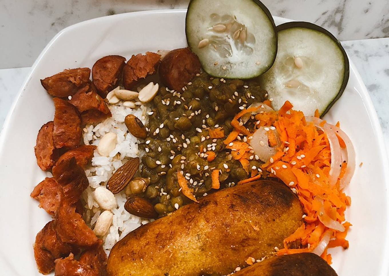 Lentejas con arroz, chorizo, pepino, zanahoria y deditos de plátano maduro 🌝