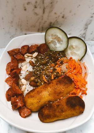 Una foto de Lentejas con arroz, chorizo, pepino, zanahoria y deditos de plátano maduro 🌝