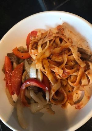 Una foto de Linguine con champignones y pimiento morrón rojo
