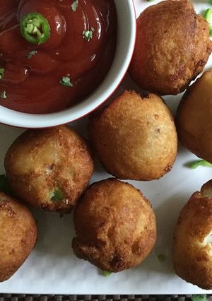 A picture of Cheesy bread bondas.