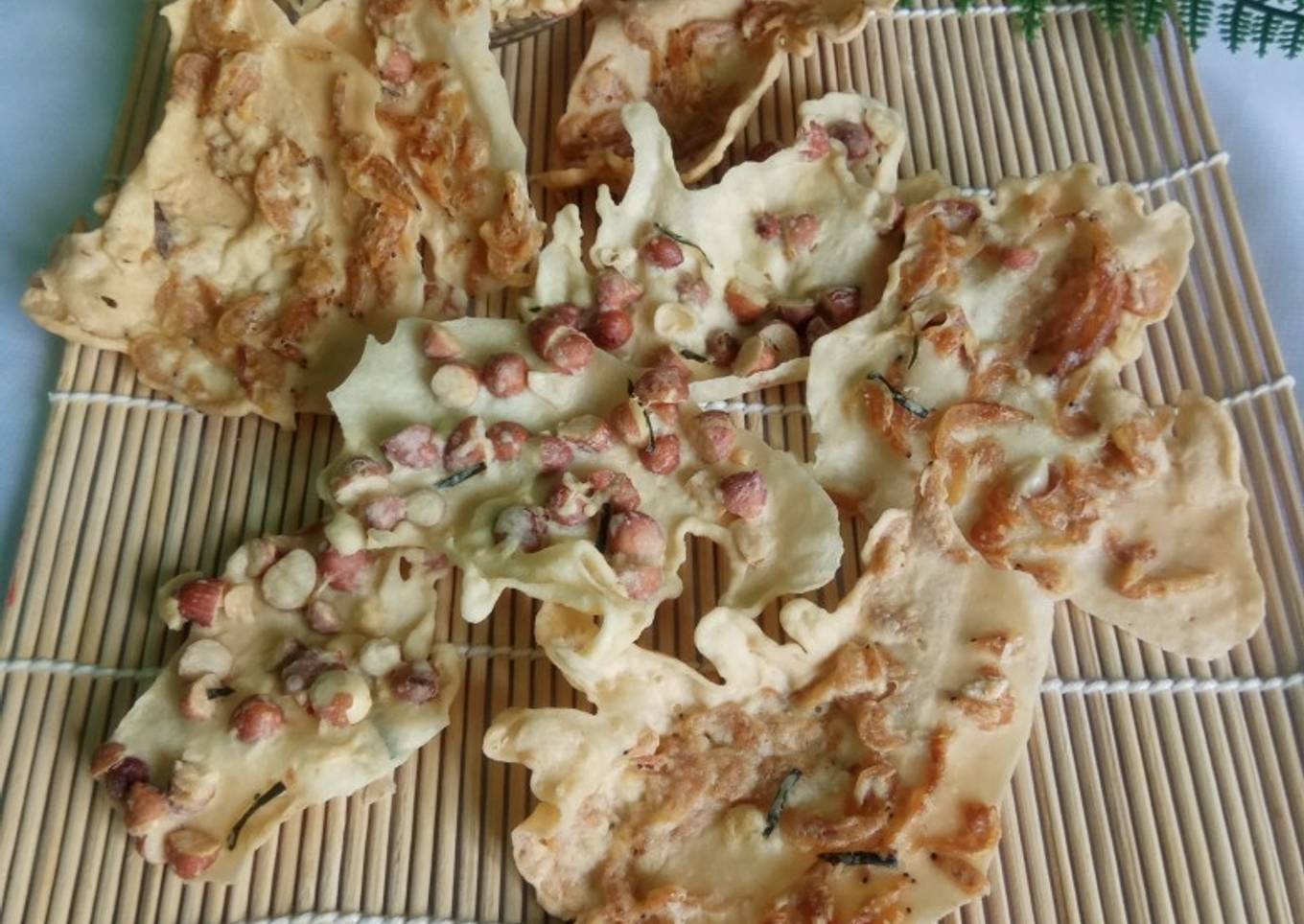 Rempeyek kacang tanah dan udang seser