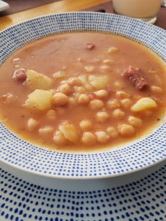 Una foto de Garbanzos guisados con chorizo