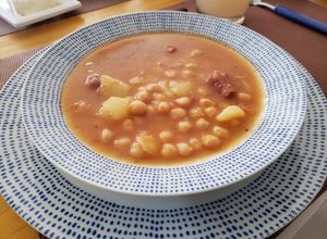 Una foto de Garbanzos guisados con chorizo