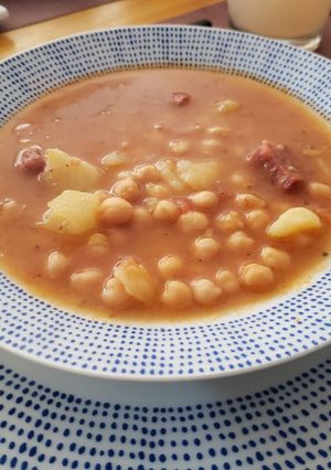 Una foto de Garbanzos guisados con chorizo