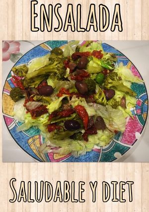 Una foto de Ensalada diet de lechuga, brócoli, tomates secos y aceitunas negras