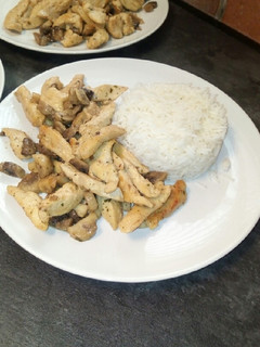 Una foto de Pollo con champiñones, fácil, fácil