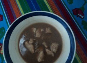 Una foto de Caldo de cerveza y pierna de cerdo a la mexicana