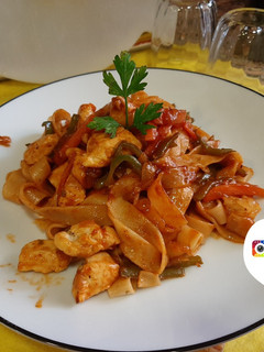 Una foto de Tallarines con pollo en salsa bbq