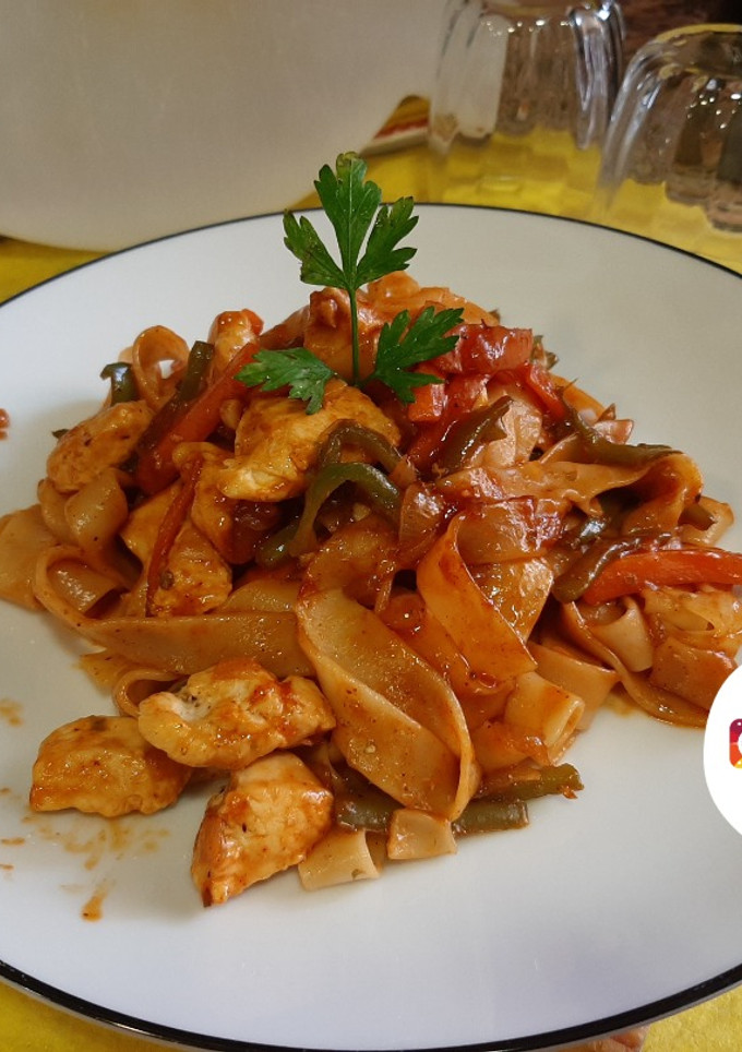 Una foto de Tallarines con pollo en salsa bbq