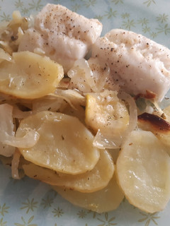 Una foto de Pescadilla al horno con patatas, cebolla y calabacín