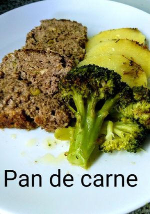 Una foto de Pan de carne con papas y brócoli