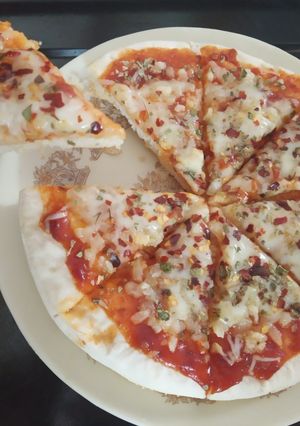 માર્ગરીટા પીઝા (Margherita Pizza Recipe In Gujarati) રેસીપી મુખ્ય ફોટો
