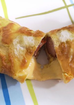 Una foto de Omelette enrollado con queso y hot dog
