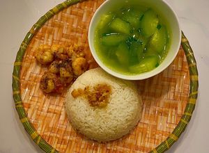 Hình của món 🌟Gợi ý cơm nhà với tôm rim mắm tỏi - canh bí nấu tôm đơn giản, ngon miệng.