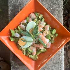 Foto di Ensalada de aguacate y langostinos