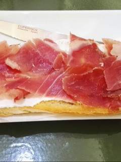 Una foto de Cherigan de jamón con ali oli