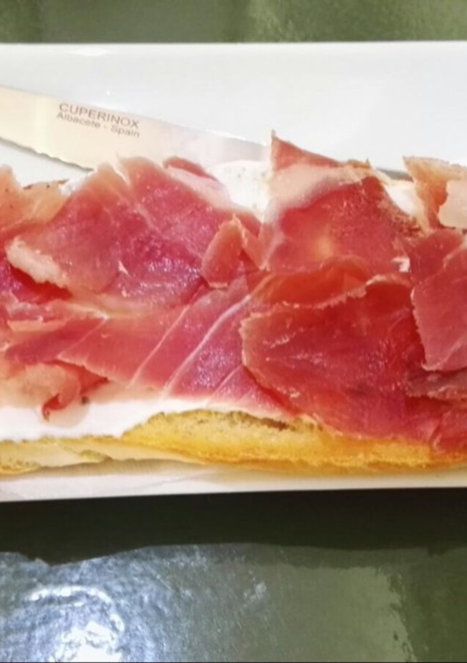 Una foto de Cherigan de jamón con ali oli