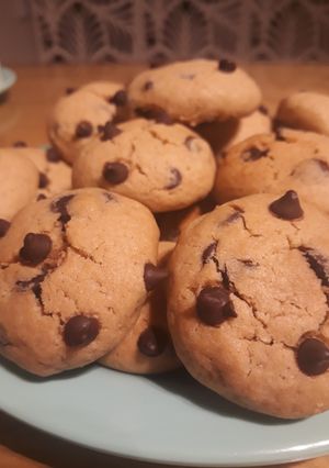 Una foto de Cookies de vainilla con chips de chocolate😍 ¡DELICIOSAS!