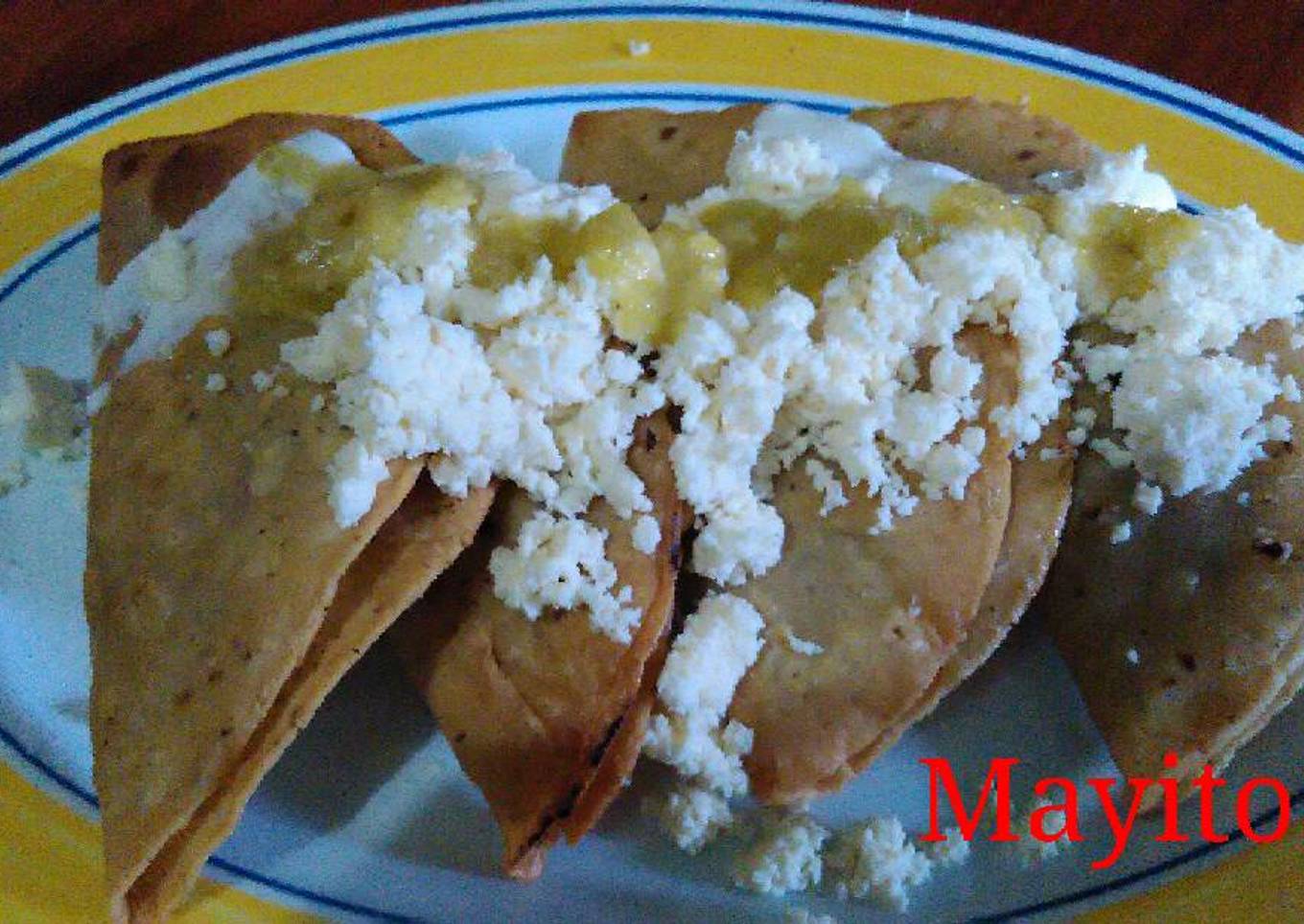 Tacos dorados de frijol o quesadillas de frijol