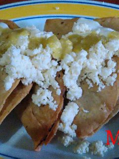 Una foto de Tacos dorados de frijol o quesadillas de frijol