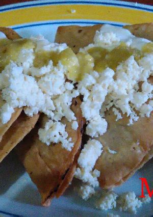 Una foto de Tacos dorados de frijol o quesadillas de frijol