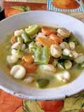 Encocada de mote con gambas y verduras al curry