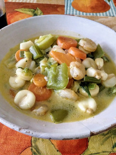 Una foto de Encocada de mote con gambas y verduras al curry