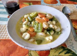 Foto principal de Encocada de mote con gambas y verduras al curry